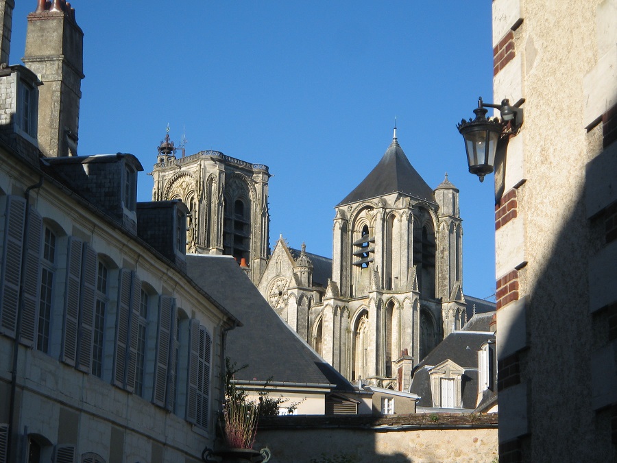 La cathédrale de Bourges sort de l'ombre.